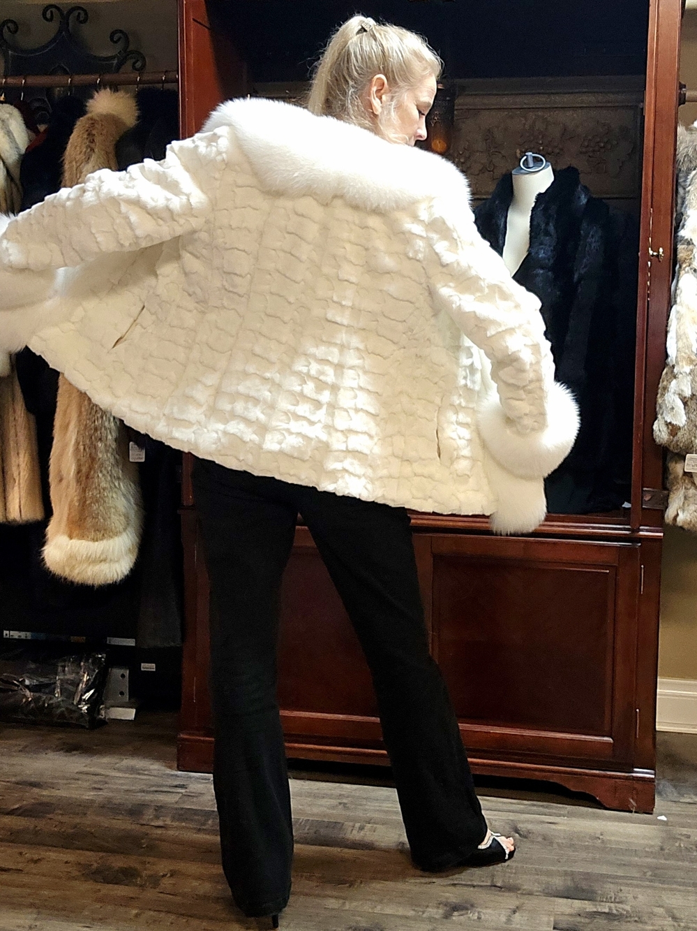 NWT Gorgeous White Mink Fur Coat with White Fox Trim sz M-L - Picture 14 of 17